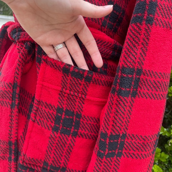 PINK robe w/ pockets!! ❤️ - Picture 3 of 4